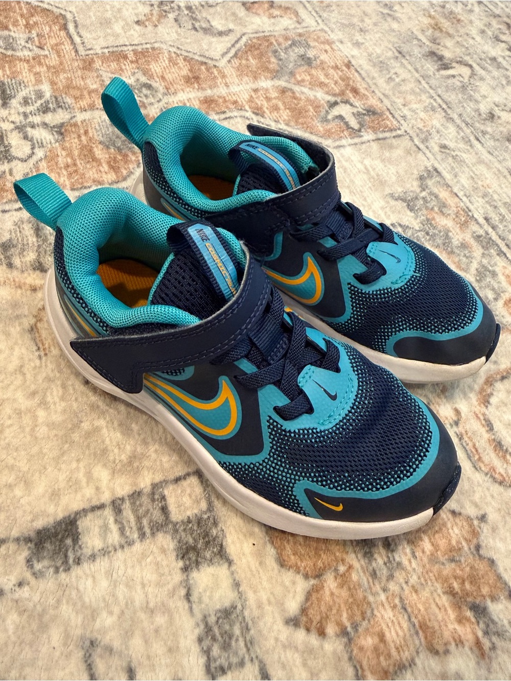 Nike Little Kid’s Cosmic Runner sneakers